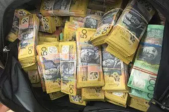 两名华人女子在澳洲银行存钱，突然被警察包围！数十万巨款被冻结，她们摊上大事了！（组图） - 4