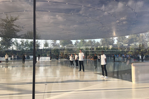 “降速门”后再遇“玻璃门” 苹果太空船总部开放首日7人撞上玻璃墙 - 1