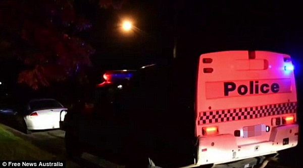澳华人区发生持械劫车事件！5名teenager组团作案 警方狂追80公里（视频） - 1