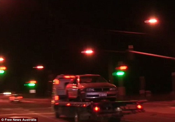 澳华人区发生持械劫车事件！5名teenager组团作案 警方狂追80公里（视频） - 2
