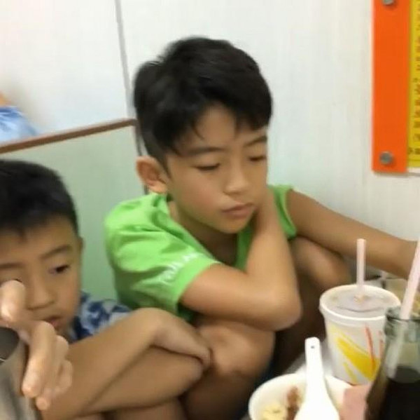 5岁谢霆锋出席贺年节目，比他俩儿子都要萌，成功hold住全场 - 8