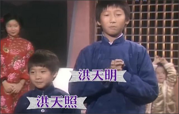 5岁谢霆锋出席贺年节目，比他俩儿子都要萌，成功hold住全场 - 13