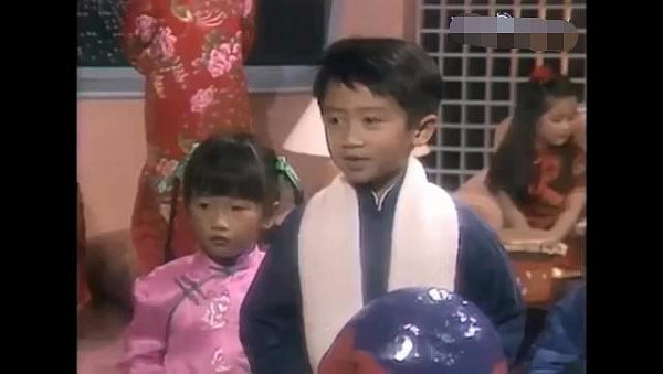 5岁谢霆锋出席贺年节目，比他俩儿子都要萌，成功hold住全场 - 17