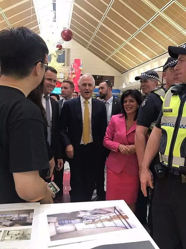 突发！澳洲总理突然到华人区狂发红包！更与大量华人民众亲切自拍合影！（组图） - 2