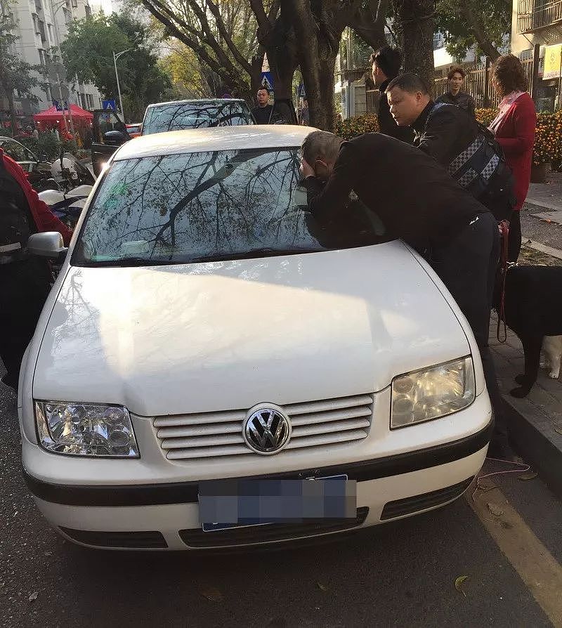 深圳一6岁女童被困车内 民警救人家长却要投诉他 - 1