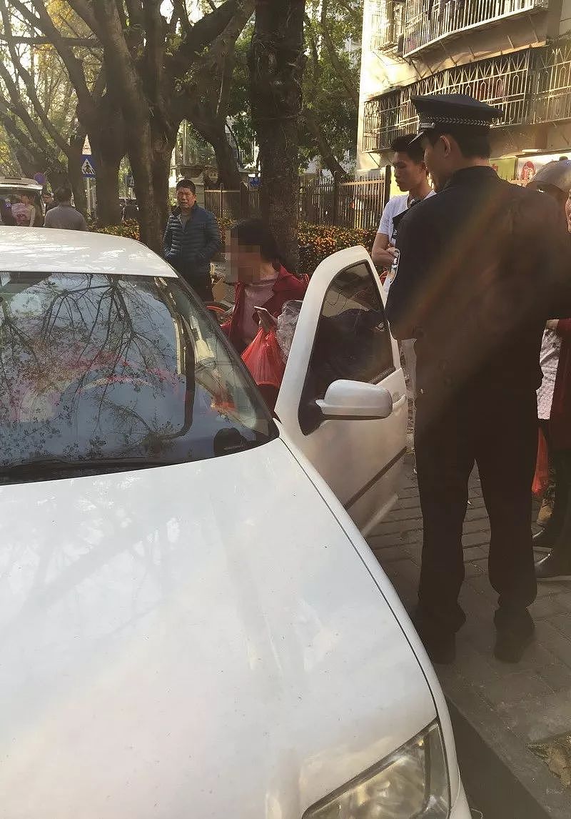 深圳一6岁女童被困车内 民警救人家长却要投诉他 - 2