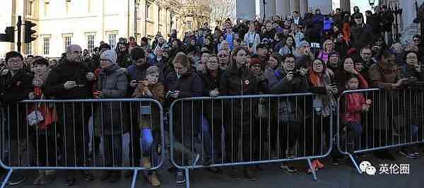 70万英国人挤爆女王家门口！发生了什么？