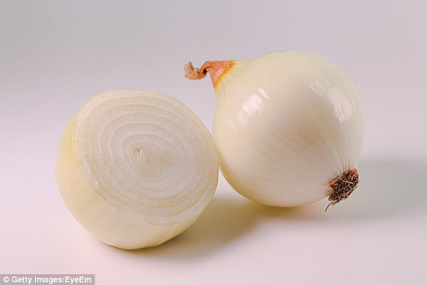 496B9A5E00000578-5415131-A_man_who_uses_an_onion_and_ordinary_table_salt_to_predict_the_f-a-3_1519173153444.jpg,0