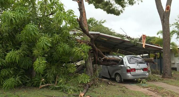 “比Debbie飓风还严重” 昆州多地出现狂风暴雨！3万多户居民断电 大量房屋受损（图） - 3