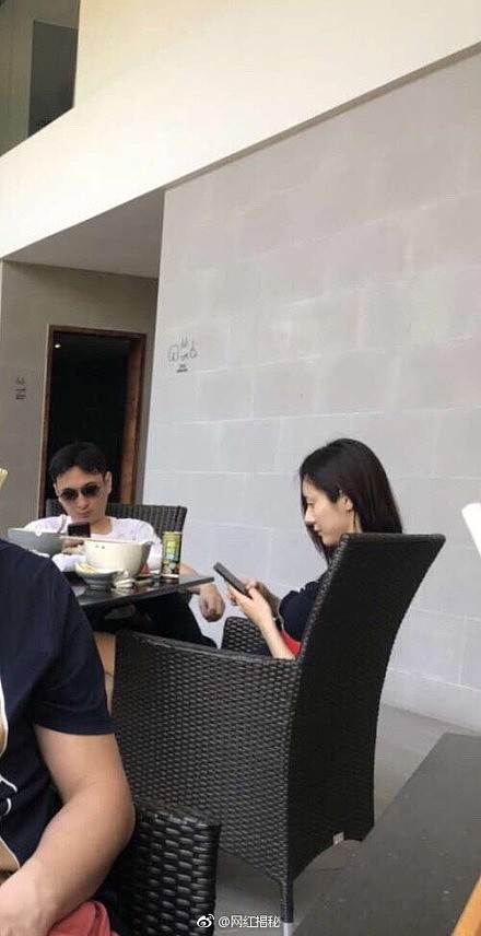 王思聪三亚度假被小学生搂脖子，与女伴用餐各自玩手机 - 4
