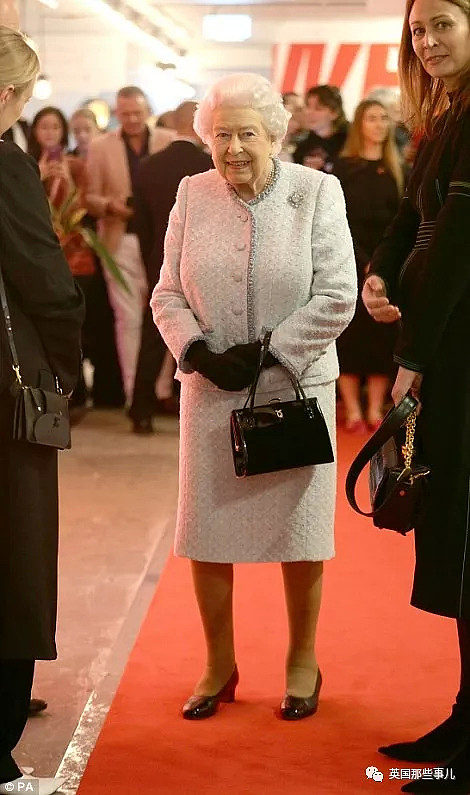 91岁女王第一次跑去伦敦时装周秀场，反应也是各种high啊！ - 1