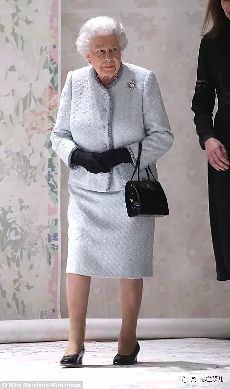 91岁女王第一次跑去伦敦时装周秀场，反应也是各种high啊！ - 2