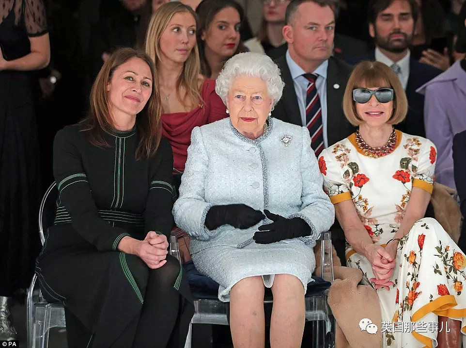 91岁女王第一次跑去伦敦时装周秀场，反应也是各种high啊！ - 5