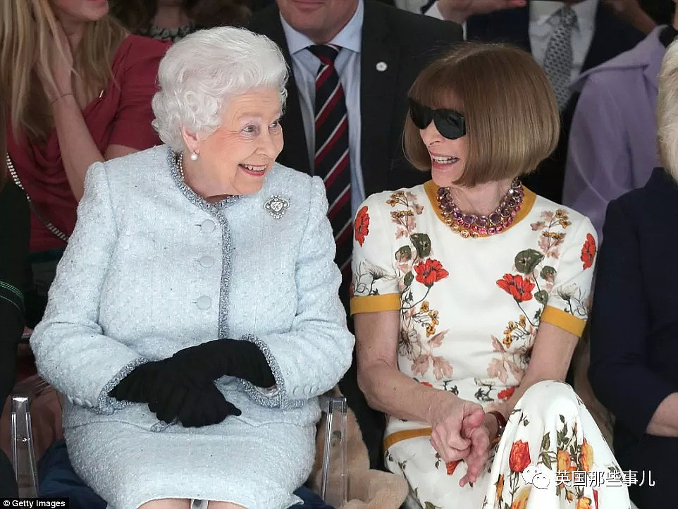 91岁女王第一次跑去伦敦时装周秀场，反应也是各种high啊！ - 6