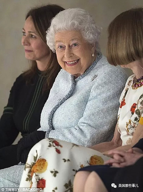 91岁女王第一次跑去伦敦时装周秀场，反应也是各种high啊！ - 7