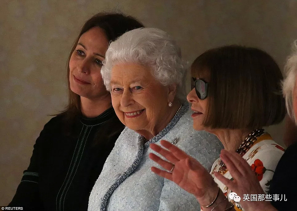 91岁女王第一次跑去伦敦时装周秀场，反应也是各种high啊！ - 8