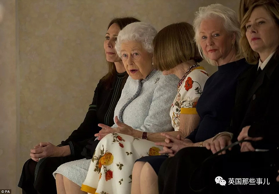 91岁女王第一次跑去伦敦时装周秀场，反应也是各种high啊！ - 9