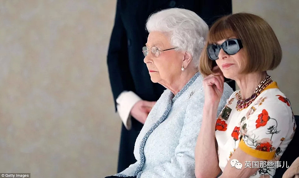91岁女王第一次跑去伦敦时装周秀场，反应也是各种high啊！ - 11