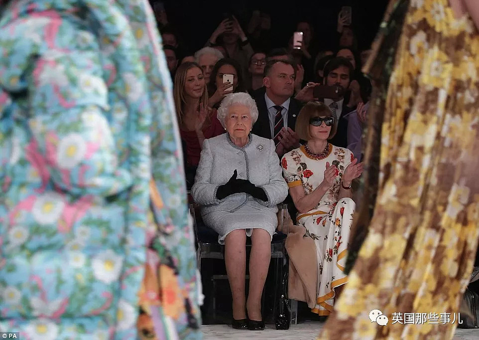 91岁女王第一次跑去伦敦时装周秀场，反应也是各种high啊！ - 12