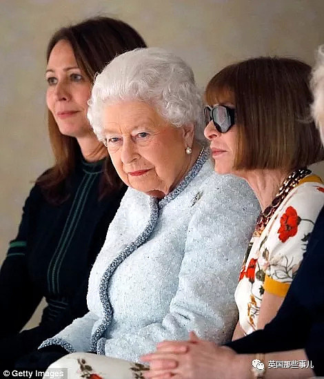 91岁女王第一次跑去伦敦时装周秀场，反应也是各种high啊！ - 15