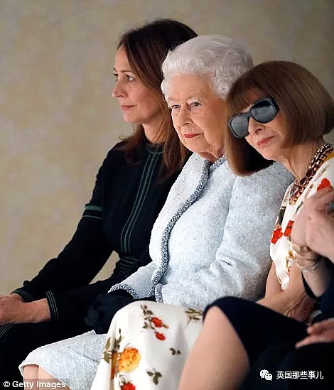 91岁女王第一次跑去伦敦时装周秀场，反应也是各种high啊！ - 16