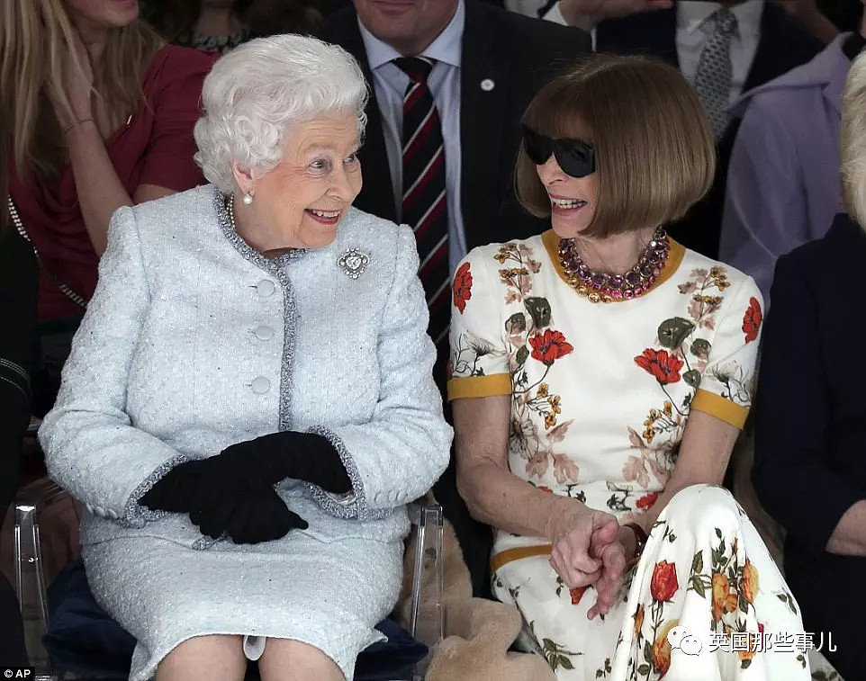 91岁女王第一次跑去伦敦时装周秀场，反应也是各种high啊！ - 21