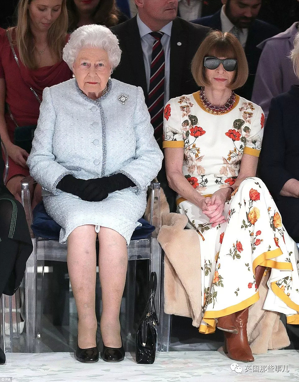 91岁女王第一次跑去伦敦时装周秀场，反应也是各种high啊！ - 22
