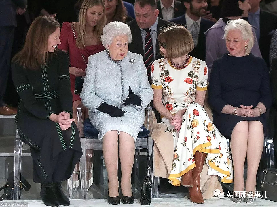91岁女王第一次跑去伦敦时装周秀场，反应也是各种high啊！ - 23