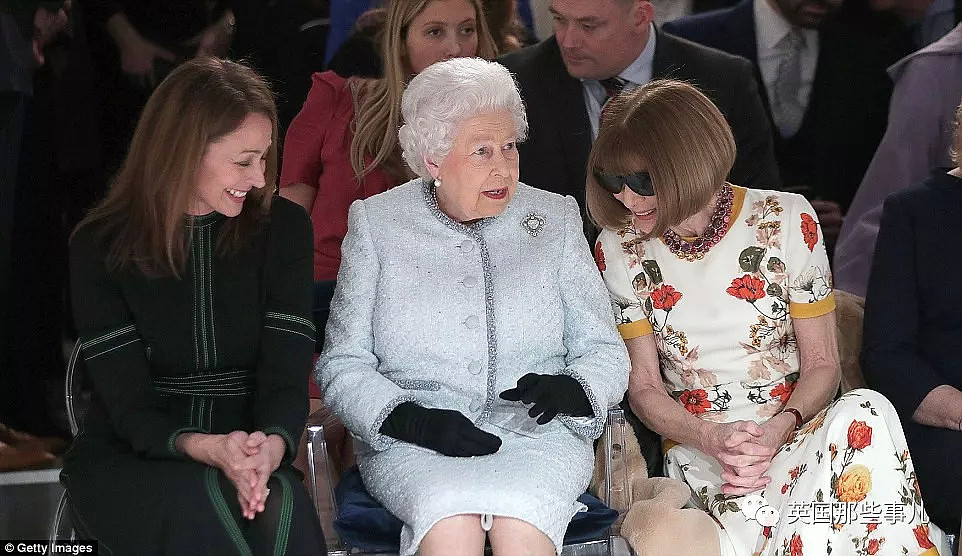 91岁女王第一次跑去伦敦时装周秀场，反应也是各种high啊！ - 24