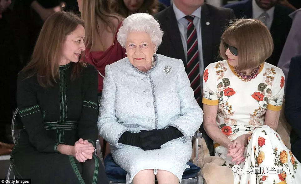 91岁女王第一次跑去伦敦时装周秀场，反应也是各种high啊！ - 26
