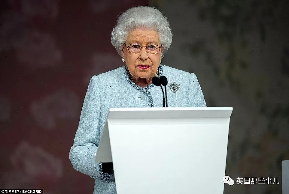 91岁女王第一次跑去伦敦时装周秀场，反应也是各种high啊！ - 27