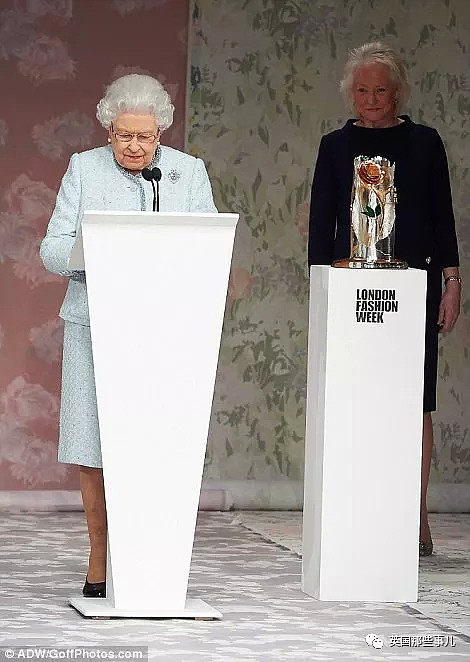 91岁女王第一次跑去伦敦时装周秀场，反应也是各种high啊！ - 28