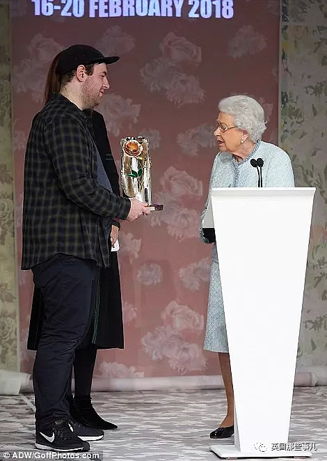 91岁女王第一次跑去伦敦时装周秀场，反应也是各种high啊！ - 29