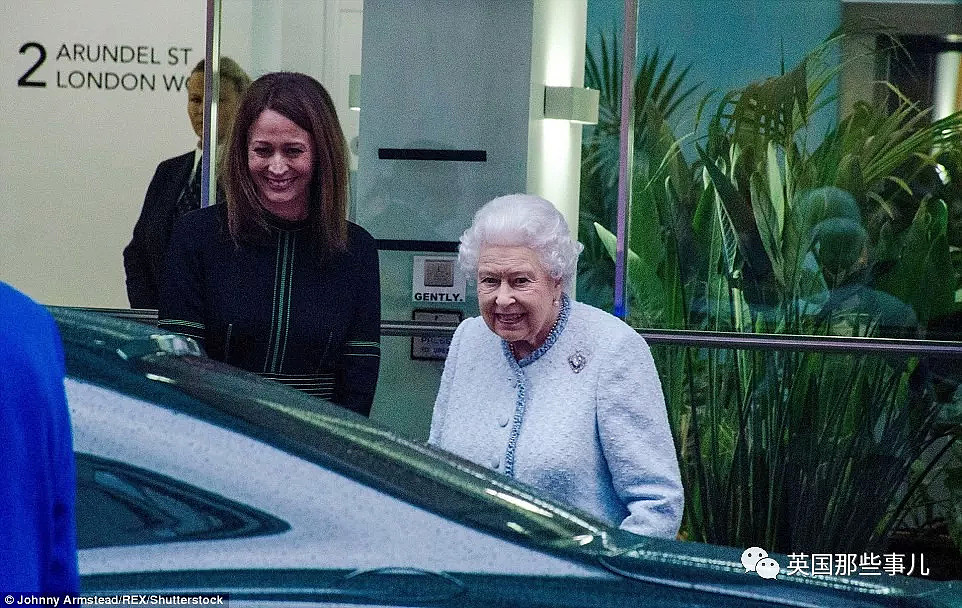 91岁女王第一次跑去伦敦时装周秀场，反应也是各种high啊！ - 30