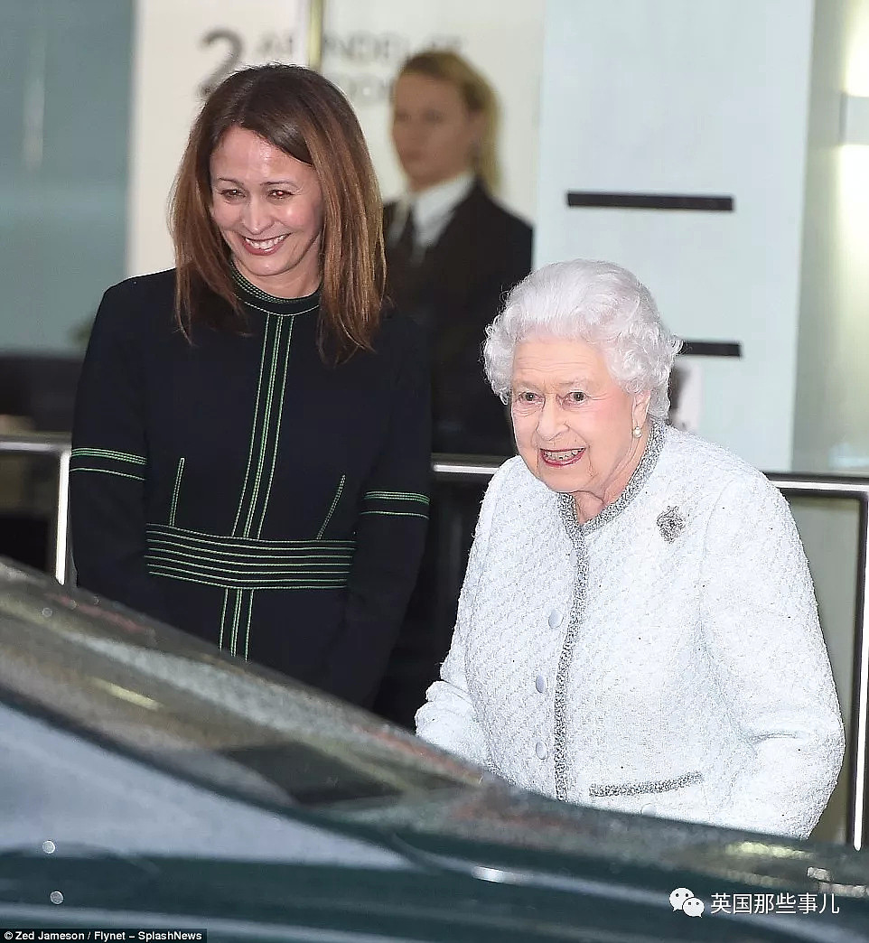 91岁女王第一次跑去伦敦时装周秀场，反应也是各种high啊！ - 31