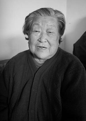61岁的赵本山回老家看望88岁的干妈 一声“妈”叫得老人潸然泪下