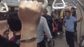 中国男子新加坡地铁遭辱骂：你是低等人！滚回你的乡下去，臭垃圾！（视频） - 1