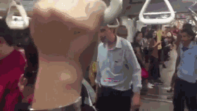 中国男子新加坡地铁遭辱骂：你是低等人！滚回你的乡下去，臭垃圾！（视频） - 2