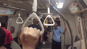 中国男子新加坡地铁遭辱骂：你是低等人！滚回你的乡下去，臭垃圾！（视频） - 3