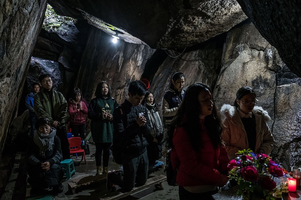 人们在白主教洞祈祷，这里是中国东南的一处圣地，十八世纪初，一位多明我教士曾在这里躲避清兵的搜捕，被发现后遭到处决。