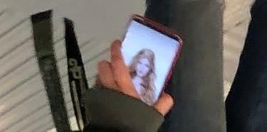 热巴米兰机场只顾摆造型拍照，意外曝光的手机屏保让粉丝不淡定？