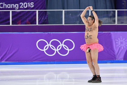 冬奥会最“辣眼睛”的一幕出现了！异装男裸身穿短裙闯入冰场 - 1