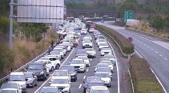 女子怕晕车10小时拒绝进食！高速公路半途晕厥身亡 - 1