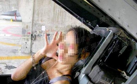台湾辣妹被男友带进F16军机嘟嘴拍照，台军脸都气绿了 - 1