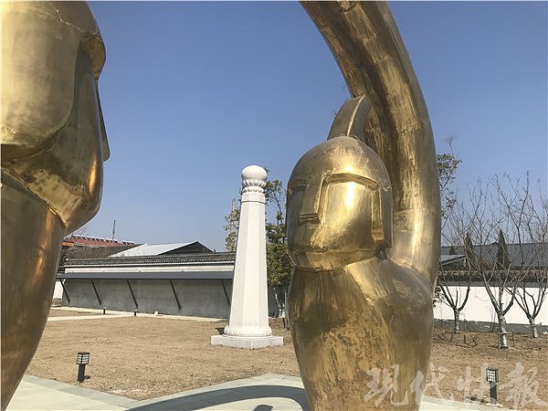 尴尬！扬州一公园“伏羲女娲”雕塑为男人造型（图） - 3