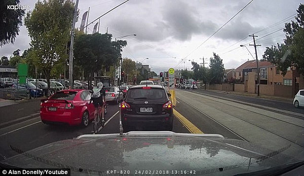 4998A73E00000578-5434581-The_Melbourne_cyclist_tries_to_skip_traffic_by_riding_between_la-a-64_1519625012608.jpg,0