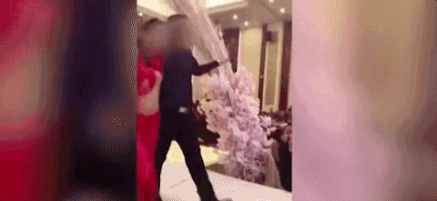 视频！“我儿子的女人，我亲一口怎么了？”婚礼上中国公公强吻新娘后被传跳楼？婚礼习俗遭吐槽：“太恶心了！” - 5