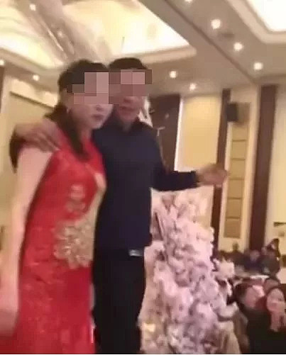 视频！“我儿子的女人，我亲一口怎么了？”婚礼上中国公公强吻新娘后被传跳楼？婚礼习俗遭吐槽：“太恶心了！” - 7