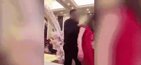 视频！“我儿子的女人，我亲一口怎么了？”婚礼上中国公公强吻新娘后被传跳楼？婚礼习俗遭吐槽：“太恶心了！” - 8