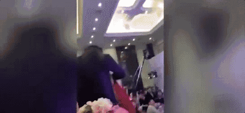 视频！“我儿子的女人，我亲一口怎么了？”婚礼上中国公公强吻新娘后被传跳楼？婚礼习俗遭吐槽：“太恶心了！” - 10